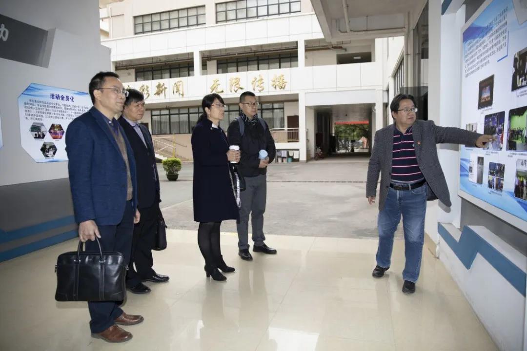 唐兴书记向广西医科大学全科医学院一行介绍我院“三全育人”工作.jpg 唐兴书记向广西医科大学全科医学院一行介绍我院“三全育人”工作.jpg