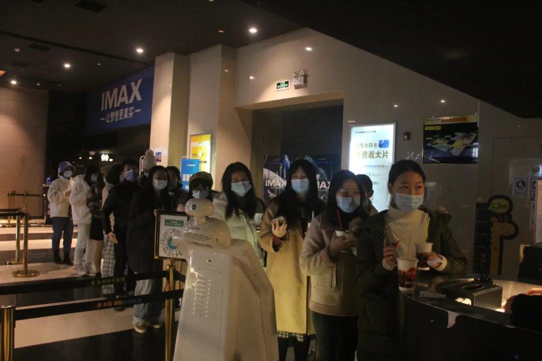 党员们排队进场.jpg 党员们排队进场.jpg