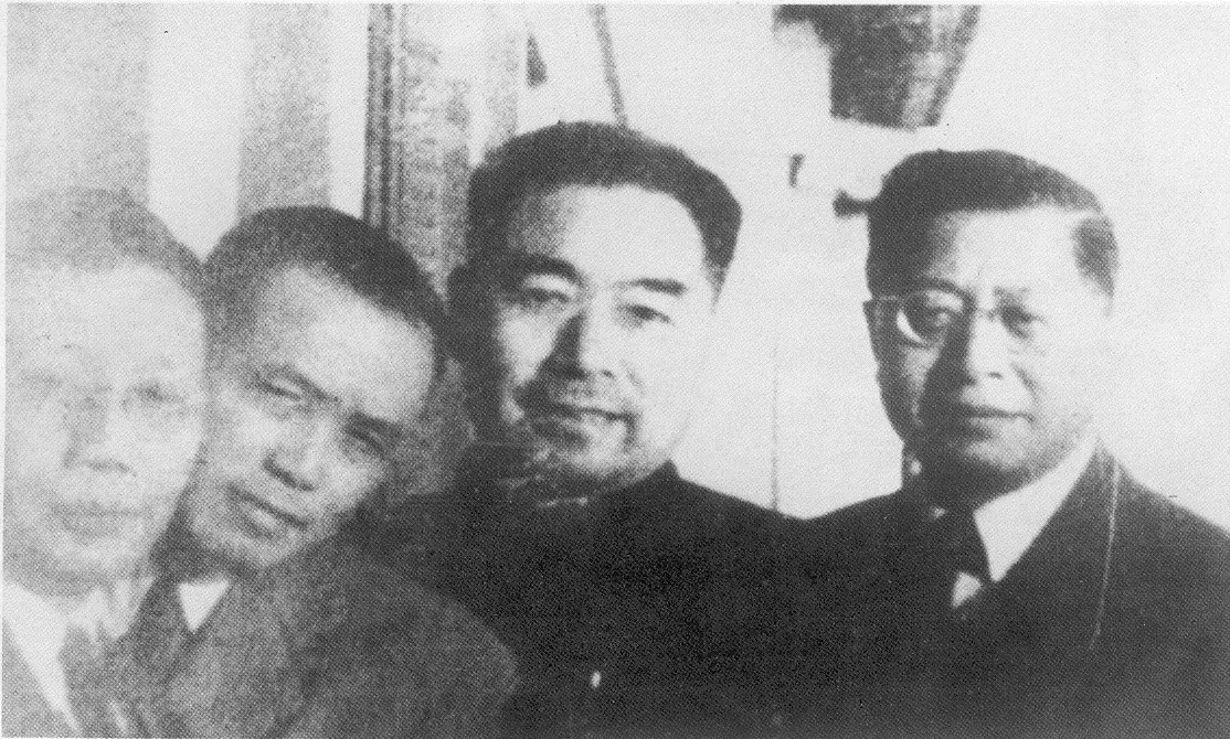 1949年10月,郭秉宽教授(右一)在北京执行对任弼时同志心脏病的紧急会诊期间,受到周恩来总理接见.jpg 1949年10月,郭秉宽教授(右一)在北京执行对任弼时同志心脏病的紧急会诊期间,受到周恩来总理接见.jpg