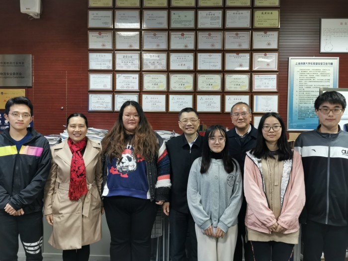 陆靖校长和获得一等奖学生团队合影.jpg 陆靖校长和获得一等奖学生团队合影.jpg