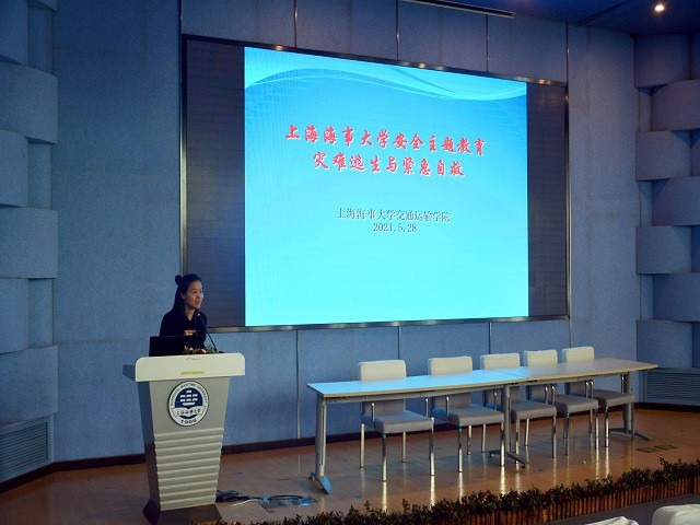 陈莉老师主持.jpg 陈莉老师主持.jpg