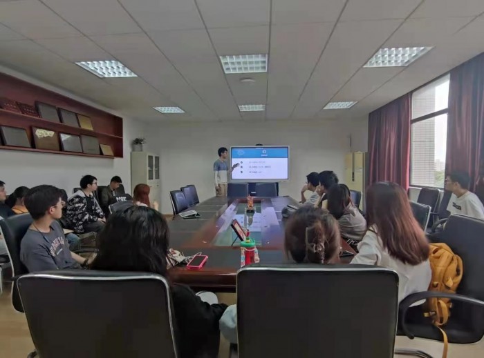 周子昊学长正在分析经验.jpg 周子昊学长正在分析经验.jpg