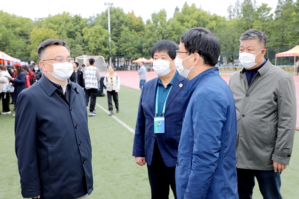 6ffc01eaf1bc412aa17fc5967d53e39c.jpg 校党委副书记吕卫东与用人单位交流_副本.jpg