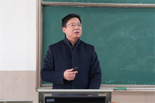 思创中心主任、校党委书记、省政府教育督导专员湛俊三为学生讲授思政课.png 思创中心主任、校党委书记、省政府教育督导专员湛俊三为学生讲授思政课.png