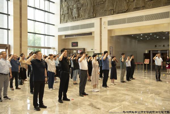 教务处党支部党员干部重温入党誓词.jpg 教务处党支部党员干部重温入党誓词.jpg