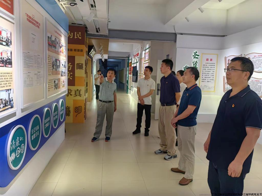 学校办公室党支部参观廉政文化长廊.jpg 学校办公室党支部参观廉政文化长廊.jpg