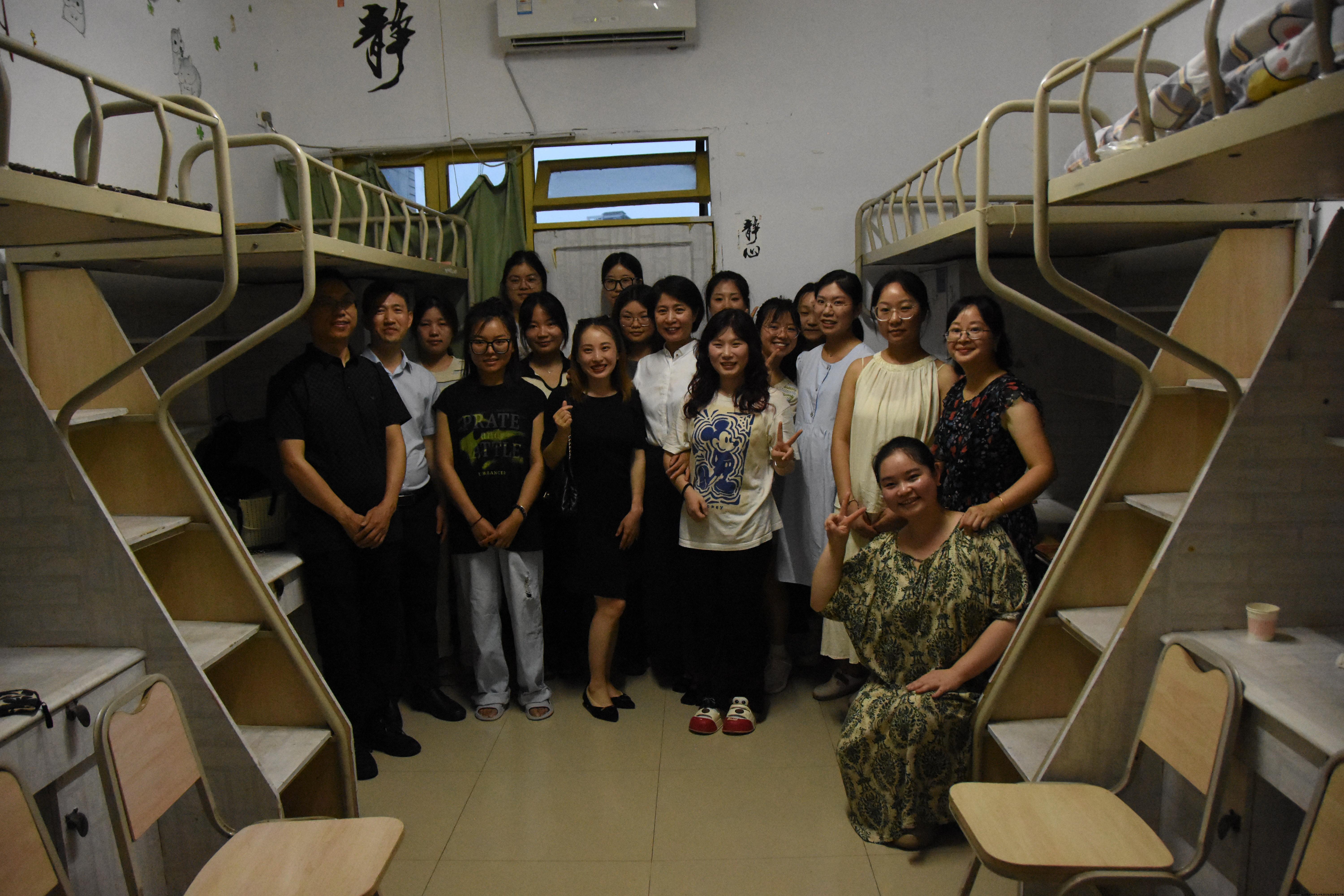 支部党员付晓容同志走访北苑八舍621 话别2024届毕业生.JPG 支部党员付晓容同志走访北苑八舍621 话别2024届毕业生.JPG