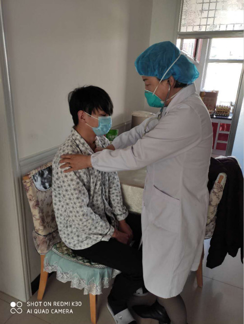 图三 文法学院学生第一党支部预备党员陈辉铭母亲马成英同志工作照.jpg