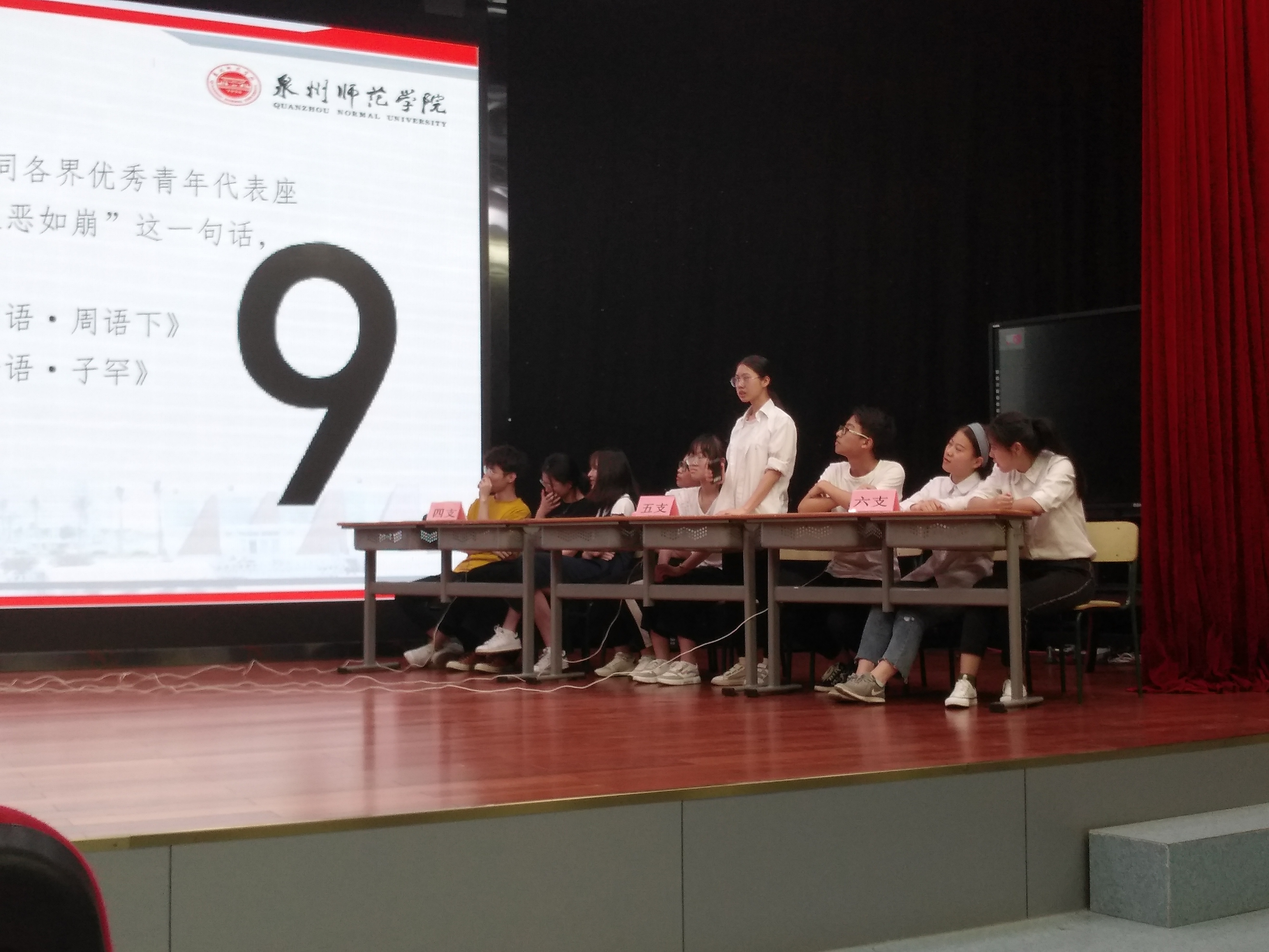 参赛者正在作答