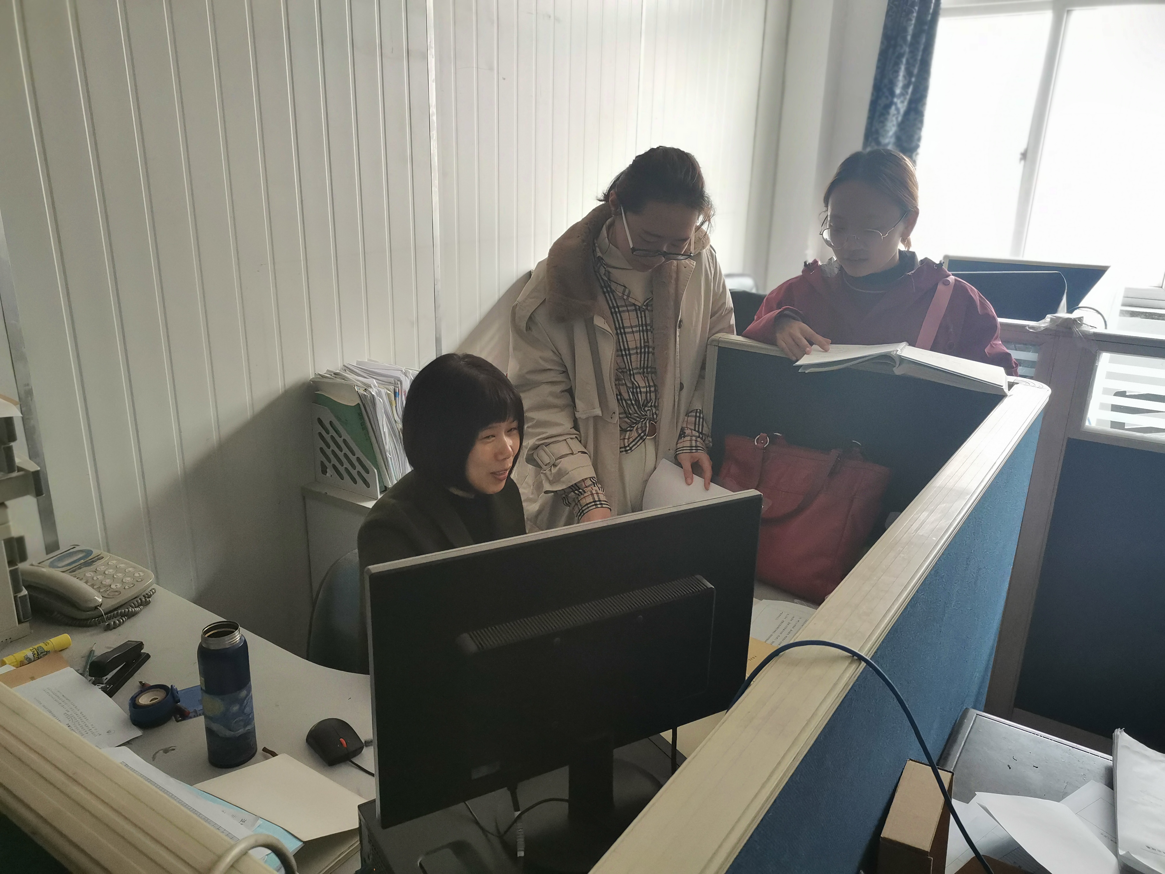 支部书记李晨霞为学生答疑.jpg 支部书记李晨霞为学生答疑.jpg