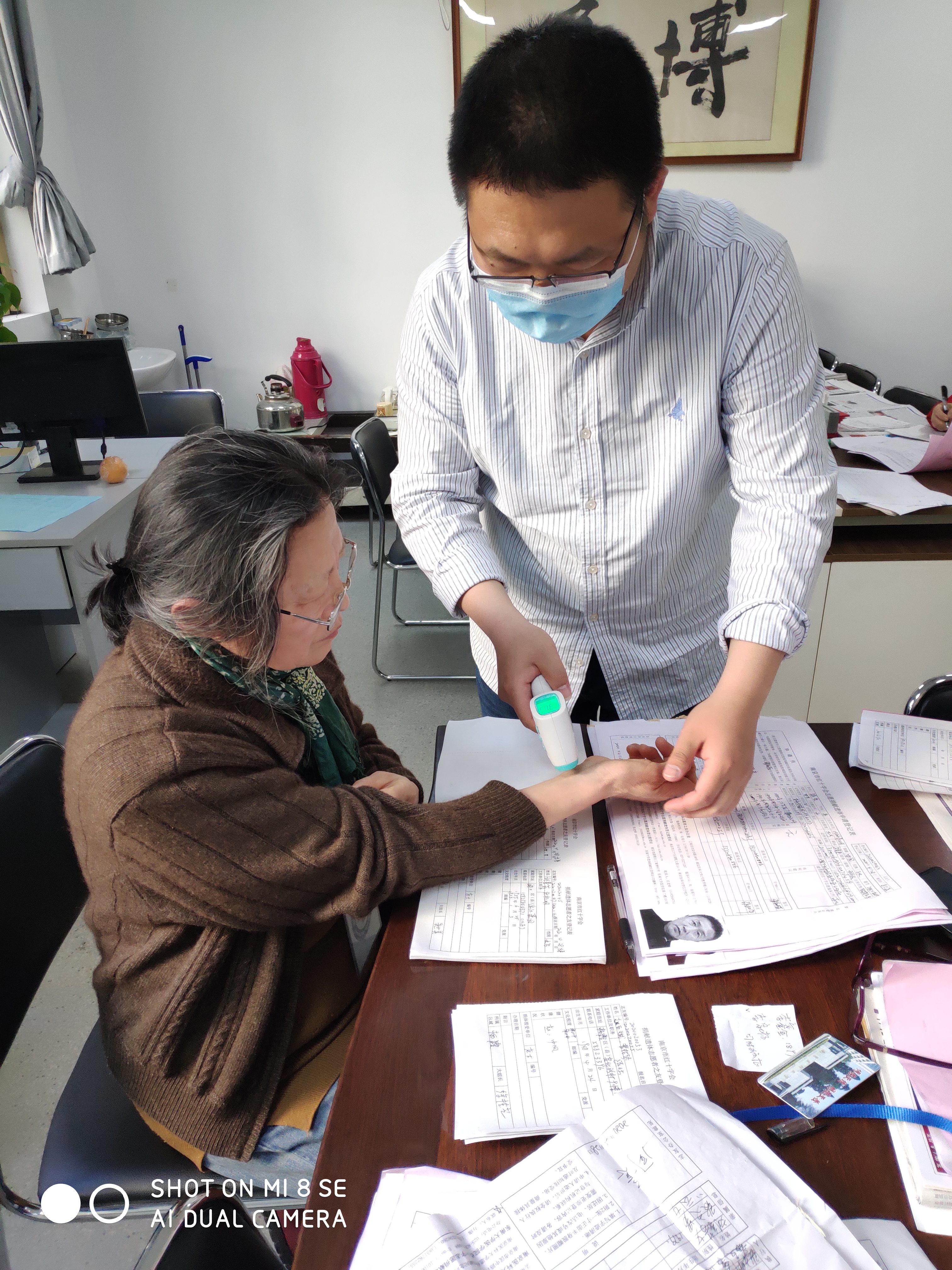 2020-4-28 志远代表学系慰问志友办.jpg 2020-4-28 志远代表学系慰问志友办.jpg