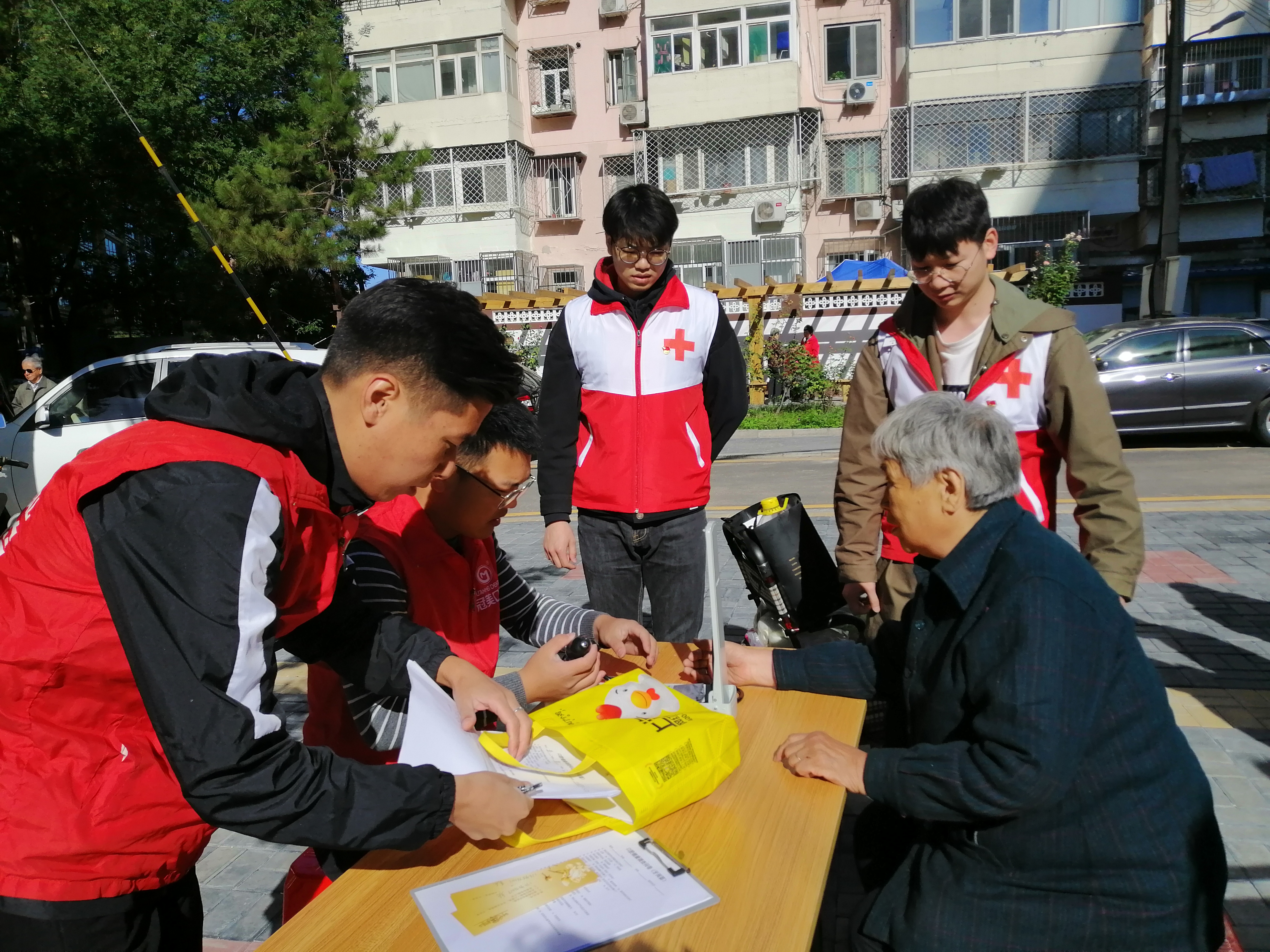 不忘初心牢记使命主题教育进社区