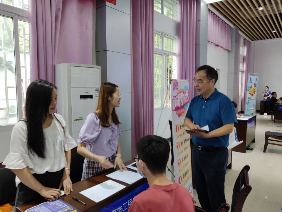 校领导现场指导.jpg 校领导现场指导.jpg