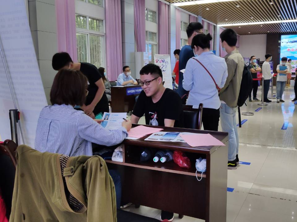 毕业生面试1.jpg 毕业生面试1.jpg