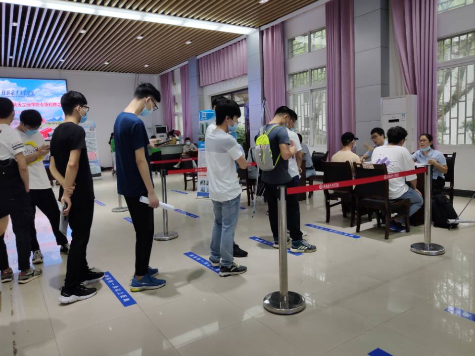 毕业生面试2.jpg 毕业生面试2.jpg