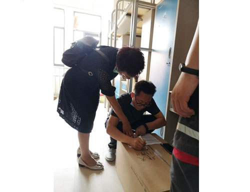 书记孙艳敏带头行动.jpg 书记孙艳敏带头行动.jpg