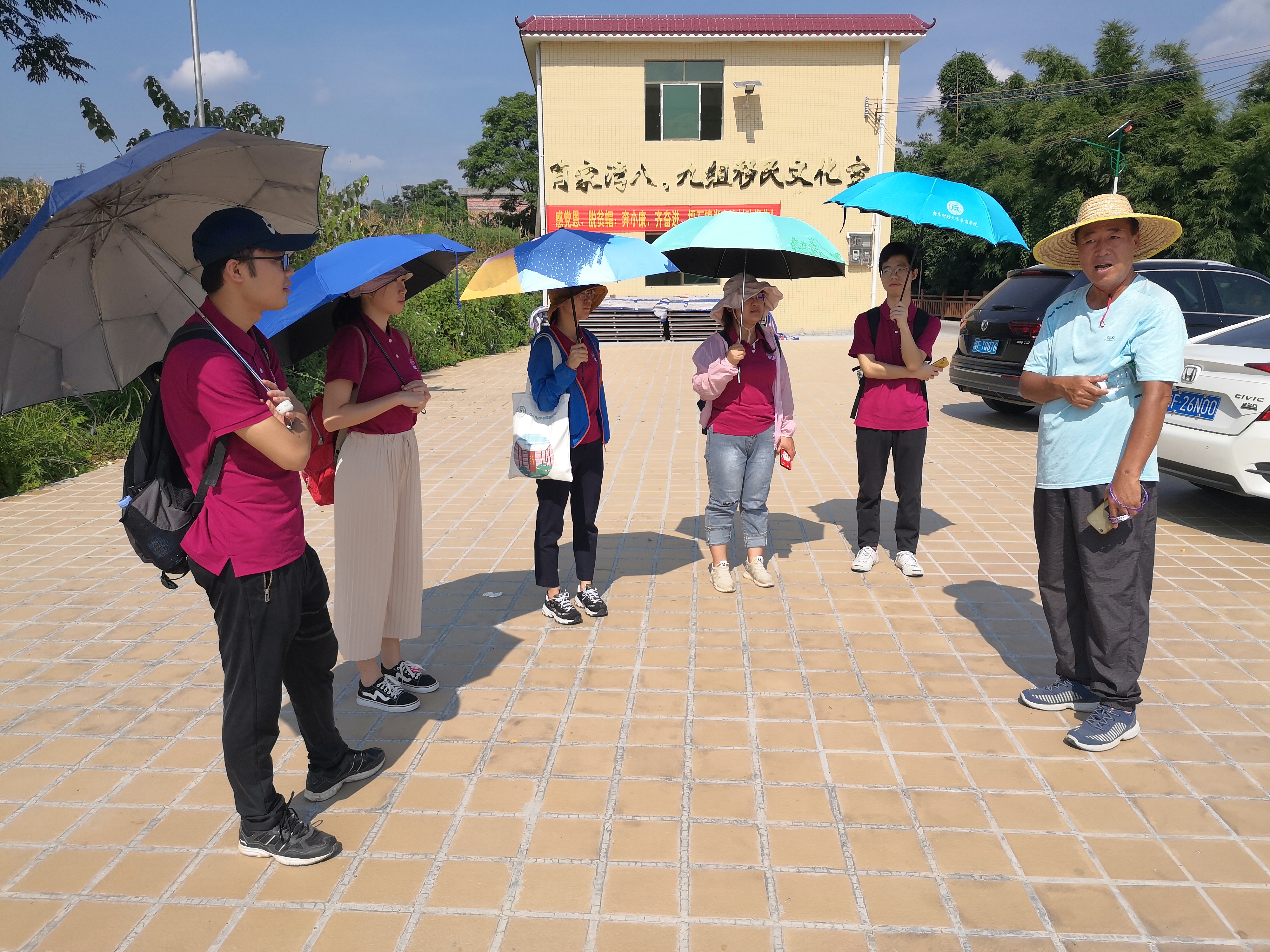 4.中大理学院旧址何昆亮老师为师生详细讲解.jpg 4.中大理学院旧址何昆亮老师为师生详细讲解.jpg