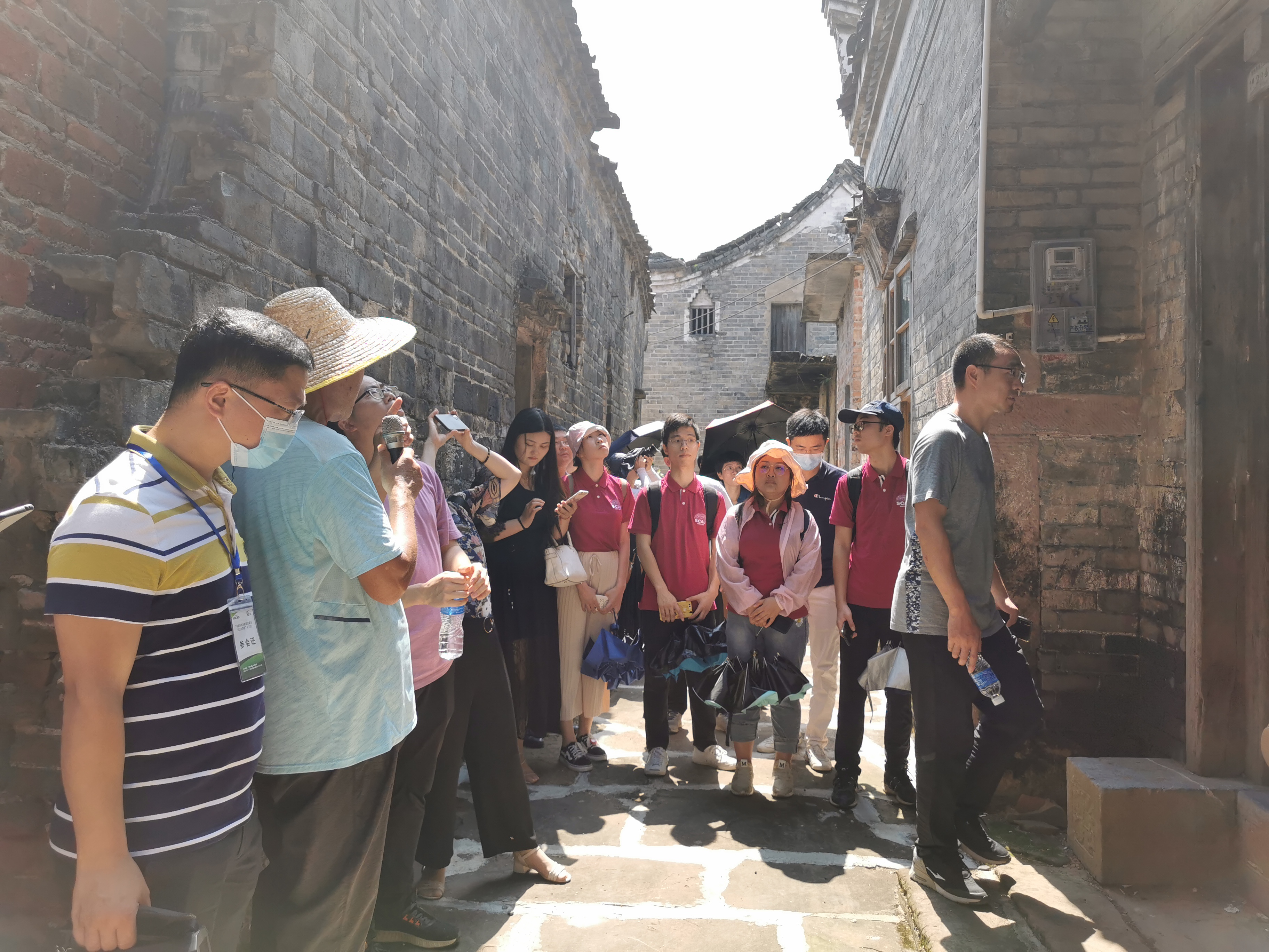 4.中大理学院旧址何昆亮老师为师生详细讲解(2).jpg 4.中大理学院旧址何昆亮老师为师生详细讲解(2).jpg