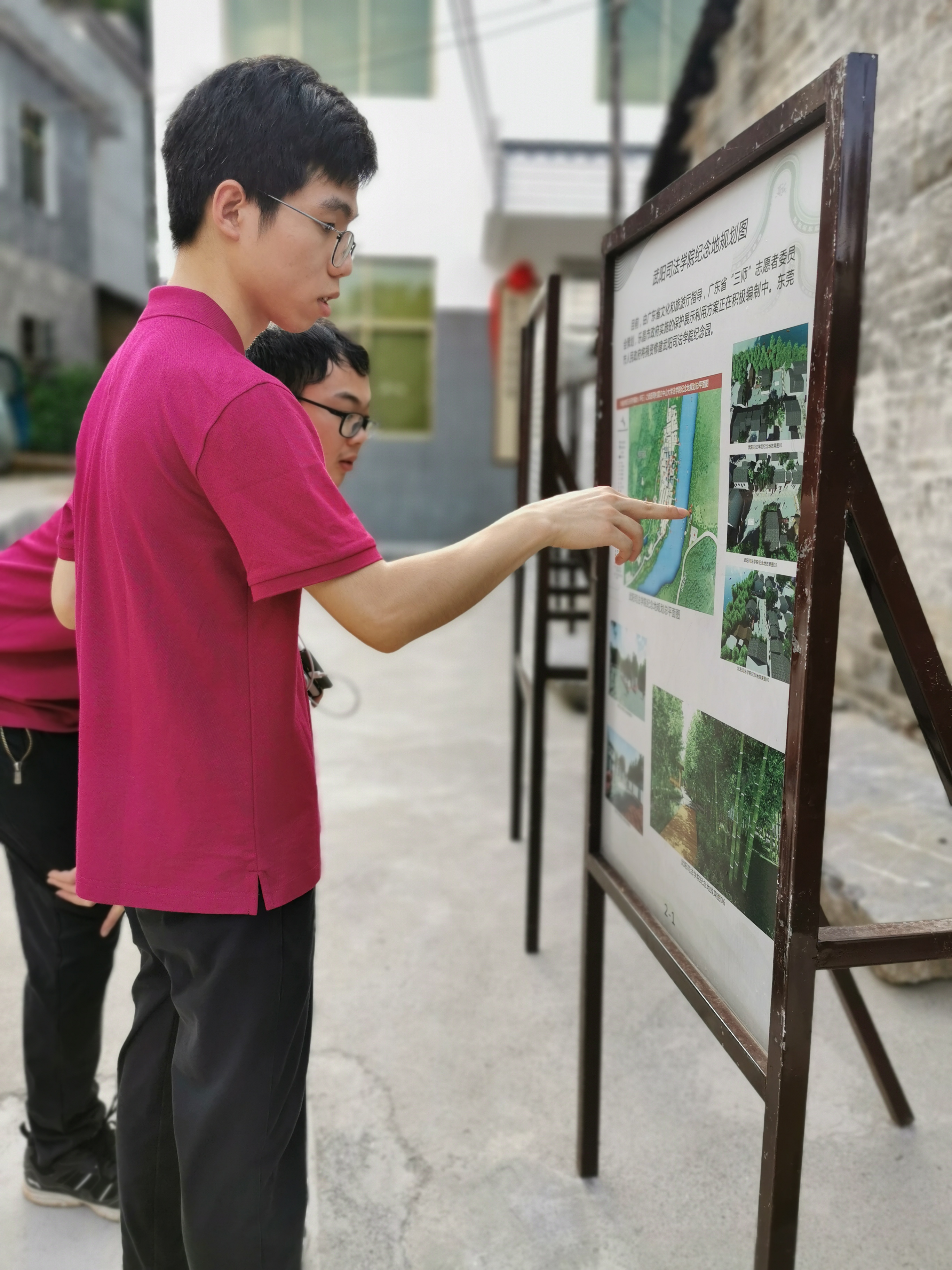 9.队员们认真了解陈列馆的内容.jpg 9.队员们认真了解陈列馆的内容.jpg