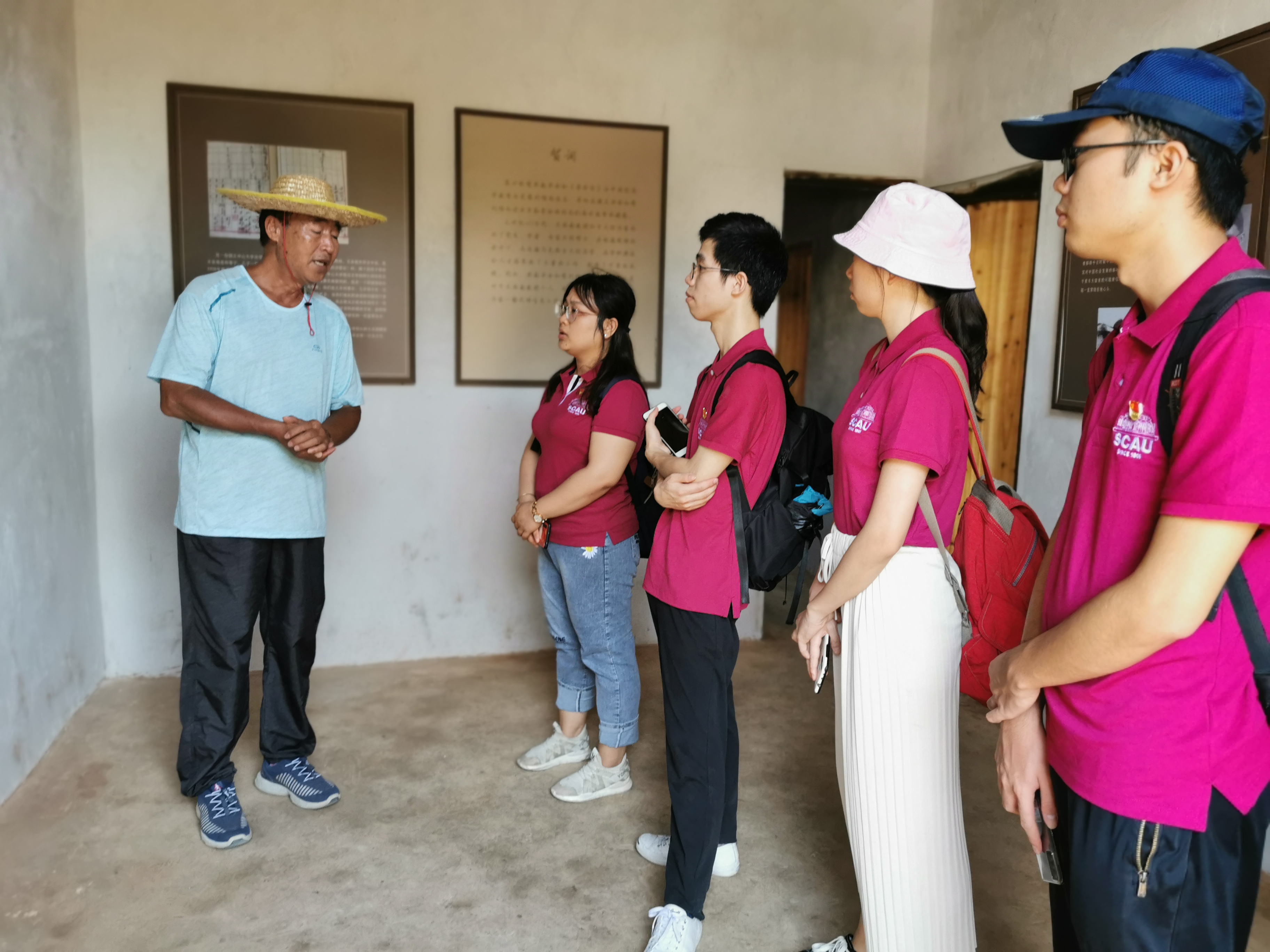 11.何老师在为大家讲解亚南书舍的故事.jpg 11.何老师在为大家讲解亚南书舍的故事.jpg