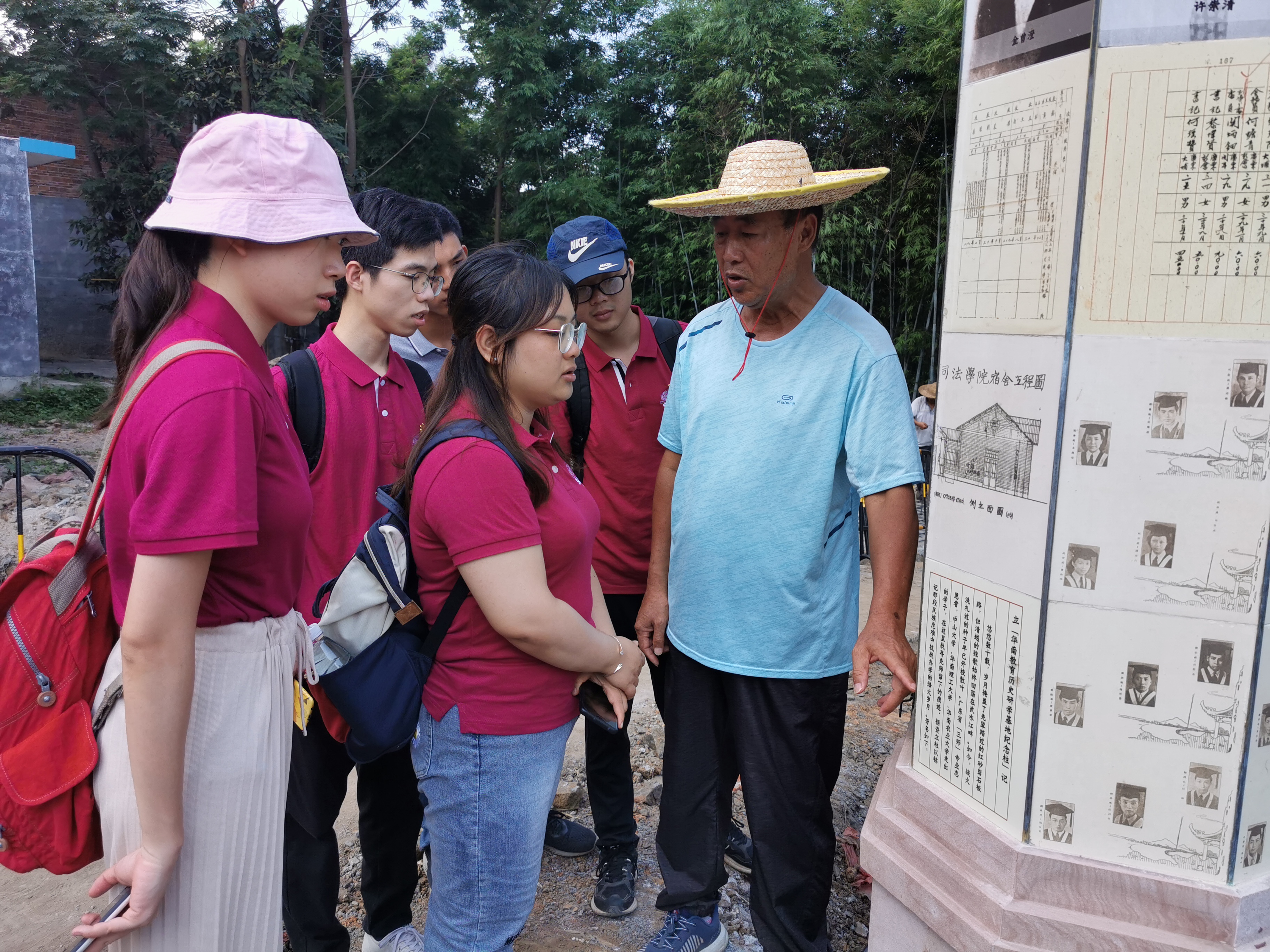 12.队员们仔细观察伫立在旧址的纪念立柱.jpg 12.队员们仔细观察伫立在旧址的纪念立柱.jpg