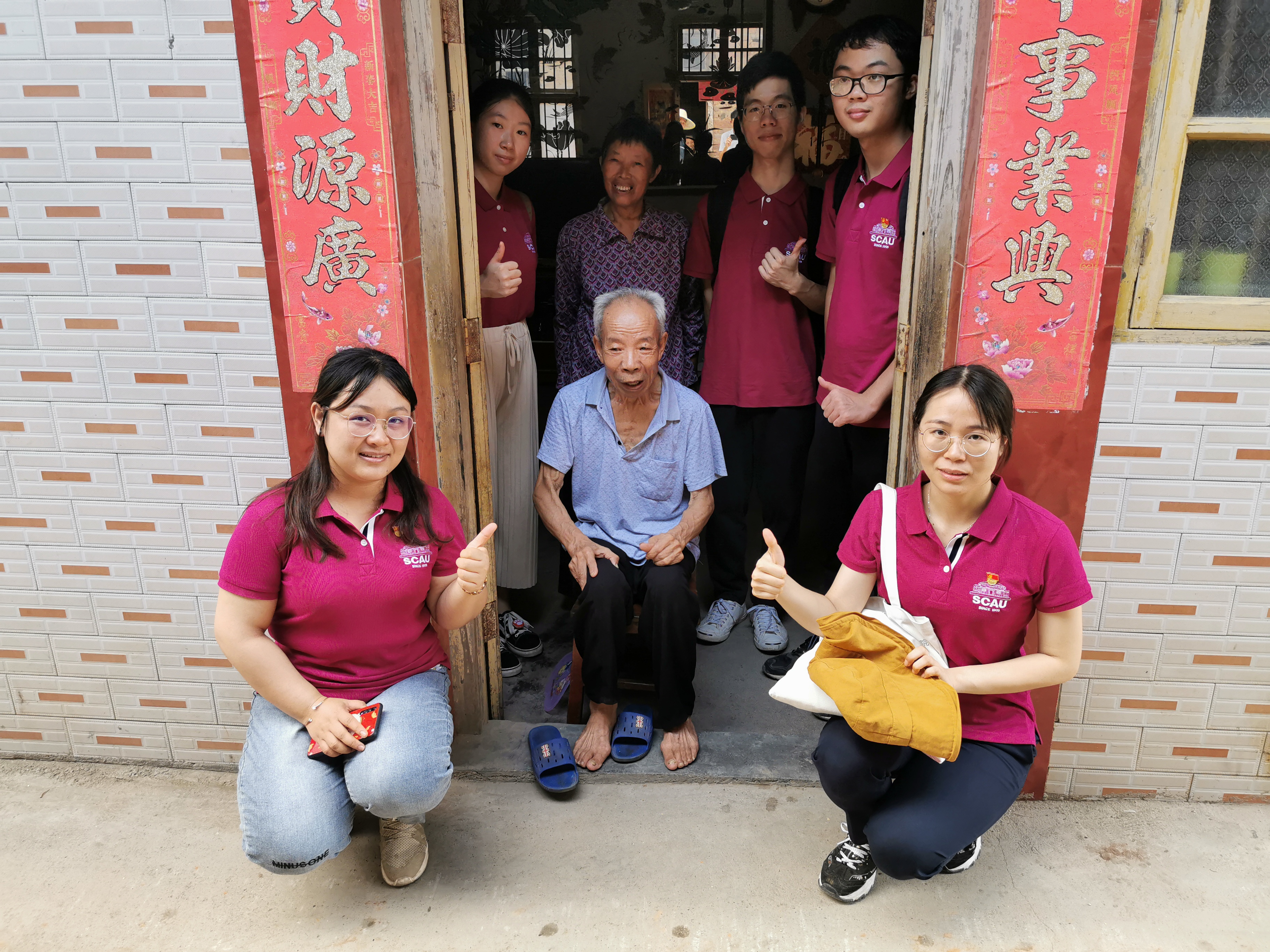 13.队员们临走前与遇到的当时办学时为李达提供住宿的房东一家合影.jpg 13.队员们临走前与遇到的当时办学时为李达提供住宿的房东一家合影.jpg