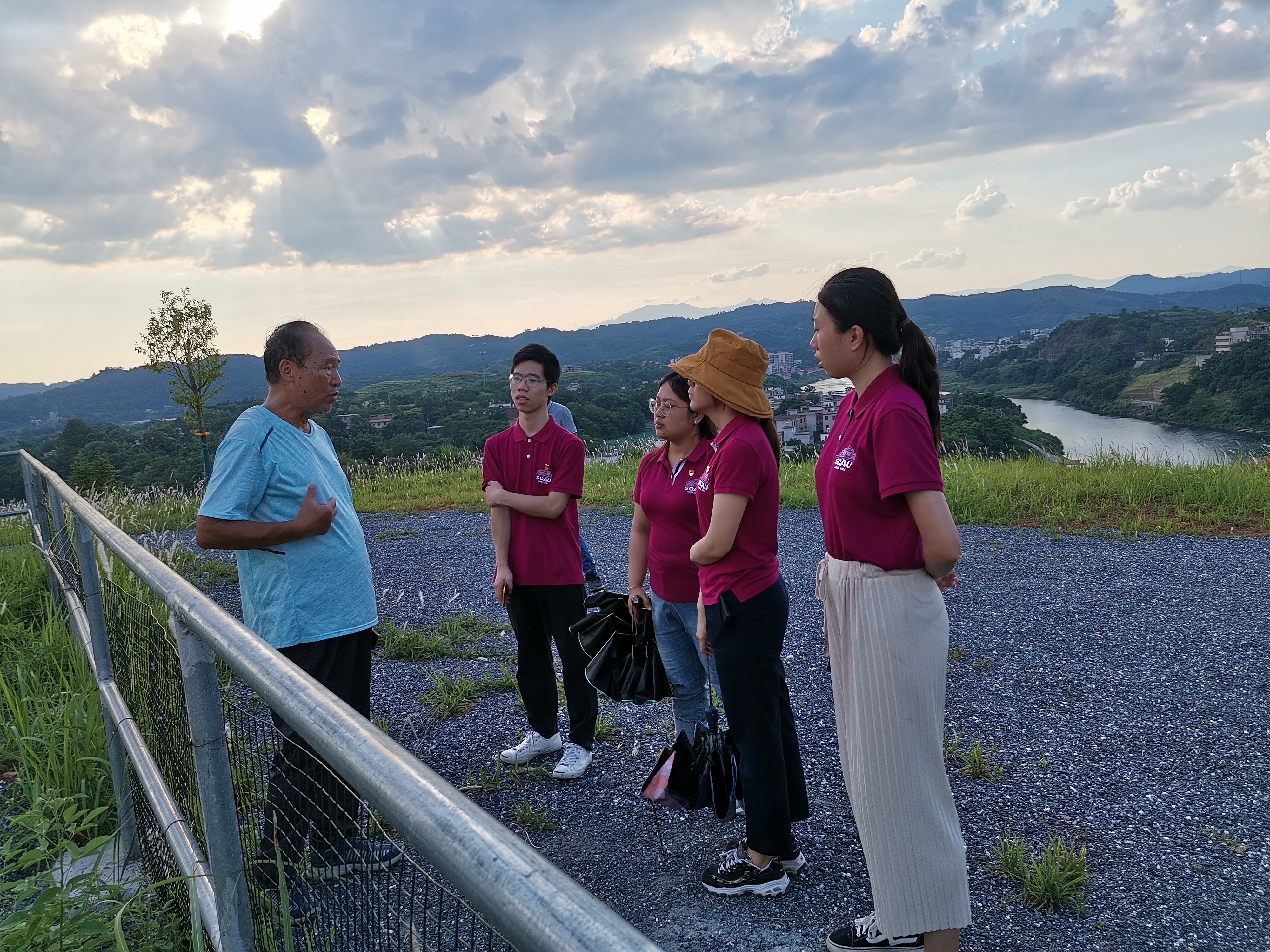 18.何昆亮老师为队员们讲述天文台遗址背后的故事.jpg 18.何昆亮老师为队员们讲述天文台遗址背后的故事.jpg