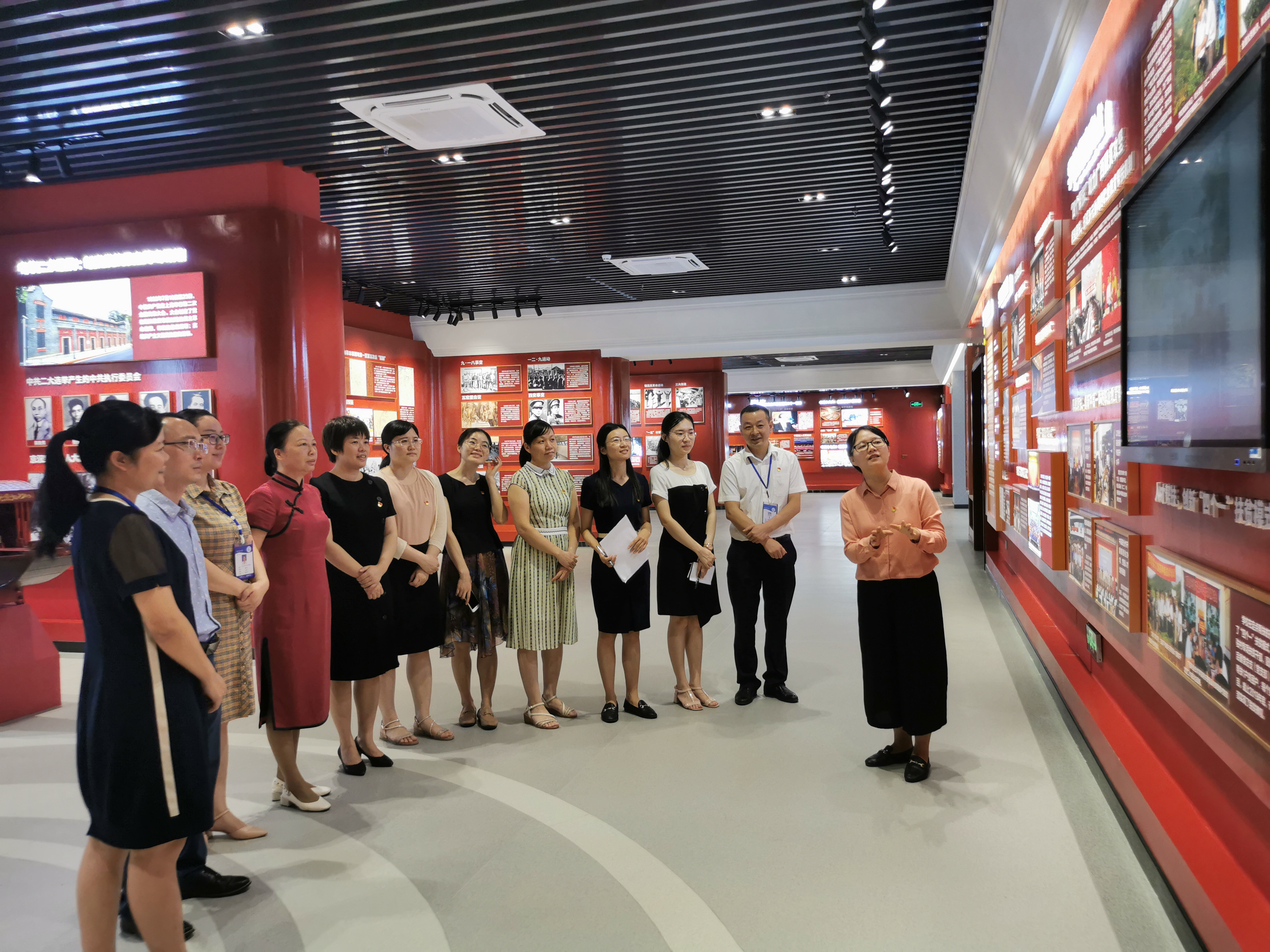 梁丽平同志为支部党员上党课.jpg 梁丽平同志为支部党员上党课.jpg