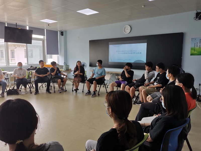 陈涛老师在为学生作团体辅导.jpg