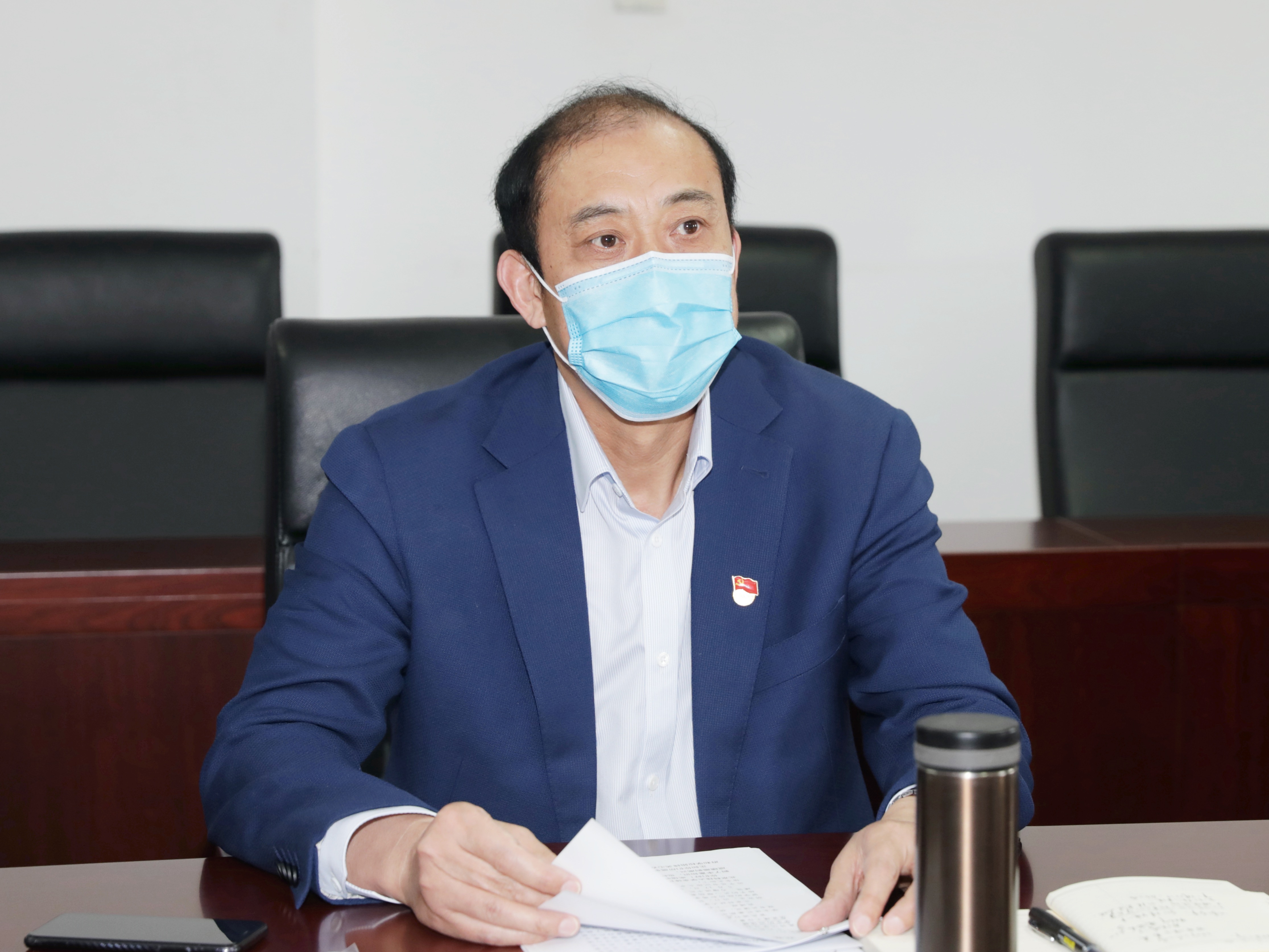 何秀超主持会议.jpg 何秀超主持会议.jpg