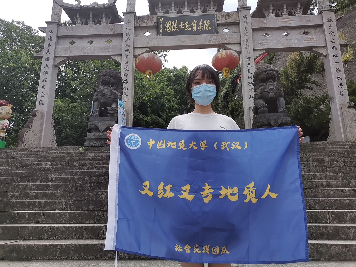 团队成员于陈安宝烈士陵园前合影.jpg 团队成员于陈安宝烈士陵园前合影.jpg