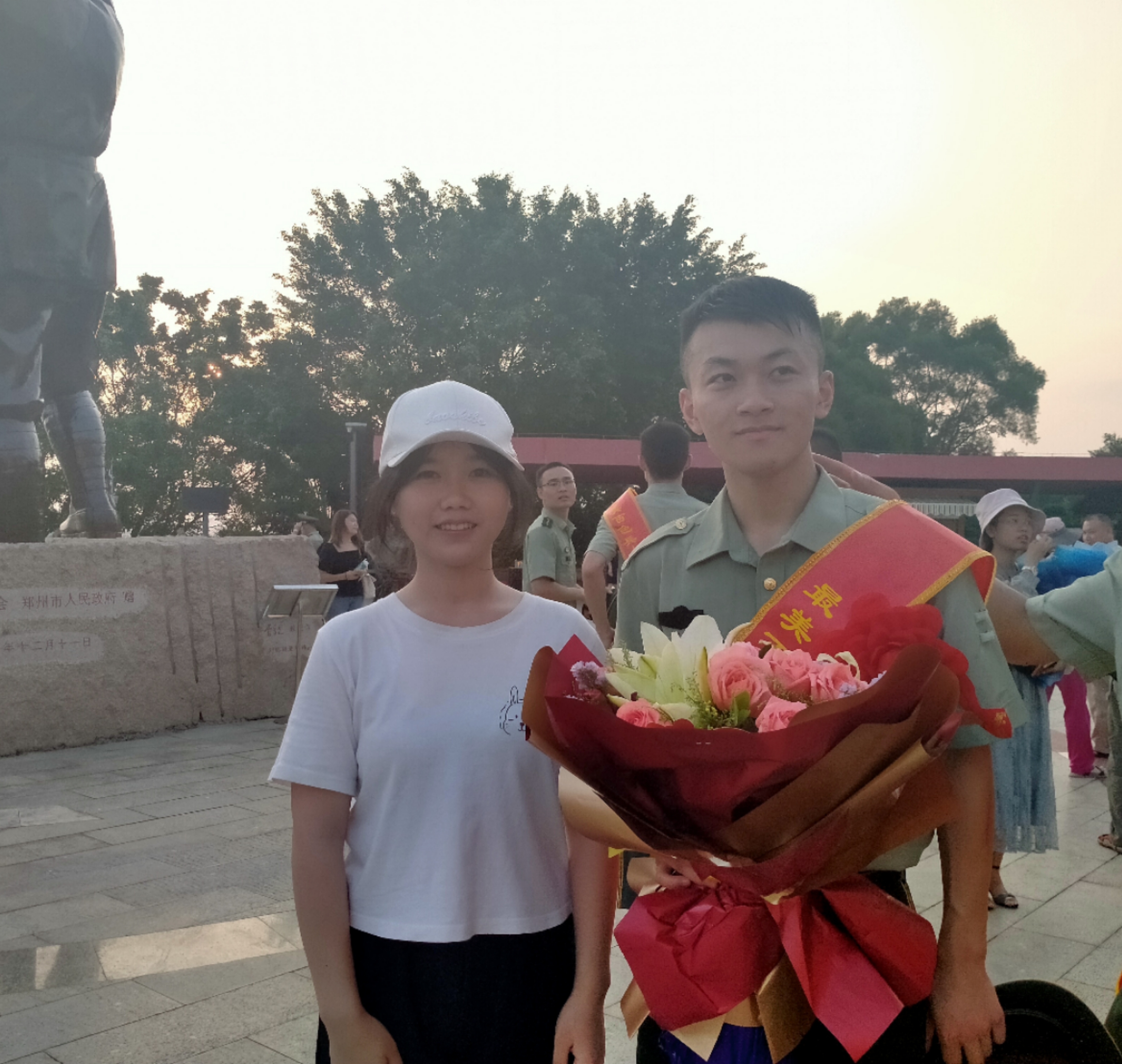 罗贵月与优秀退伍老兵周歧龙合影.jpg 罗贵月与优秀退伍老兵周歧龙合影.jpg