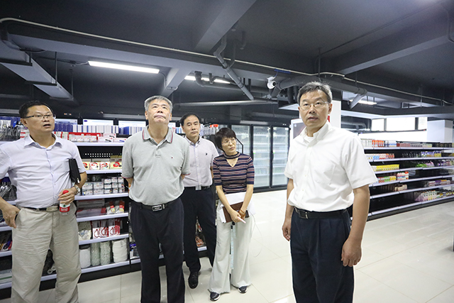 李小年赴莫干山校区检查开学各项工作-检查超市准备情况.jpg 李小年赴莫干山校区检查开学各项工作-检查超市准备情况.jpg