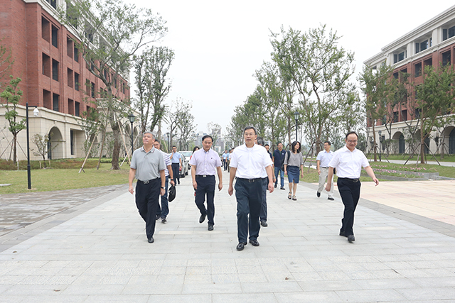 李小年赴莫干山校区检查开学各项工作-检查校区.jpg 李小年赴莫干山校区检查开学各项工作-检查校区.jpg