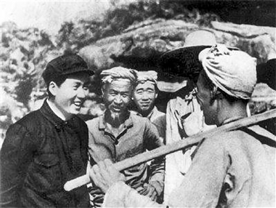 毛泽东在延安杨家岭和农民谈话.jpg 毛泽东在延安杨家岭和农民谈话.jpg