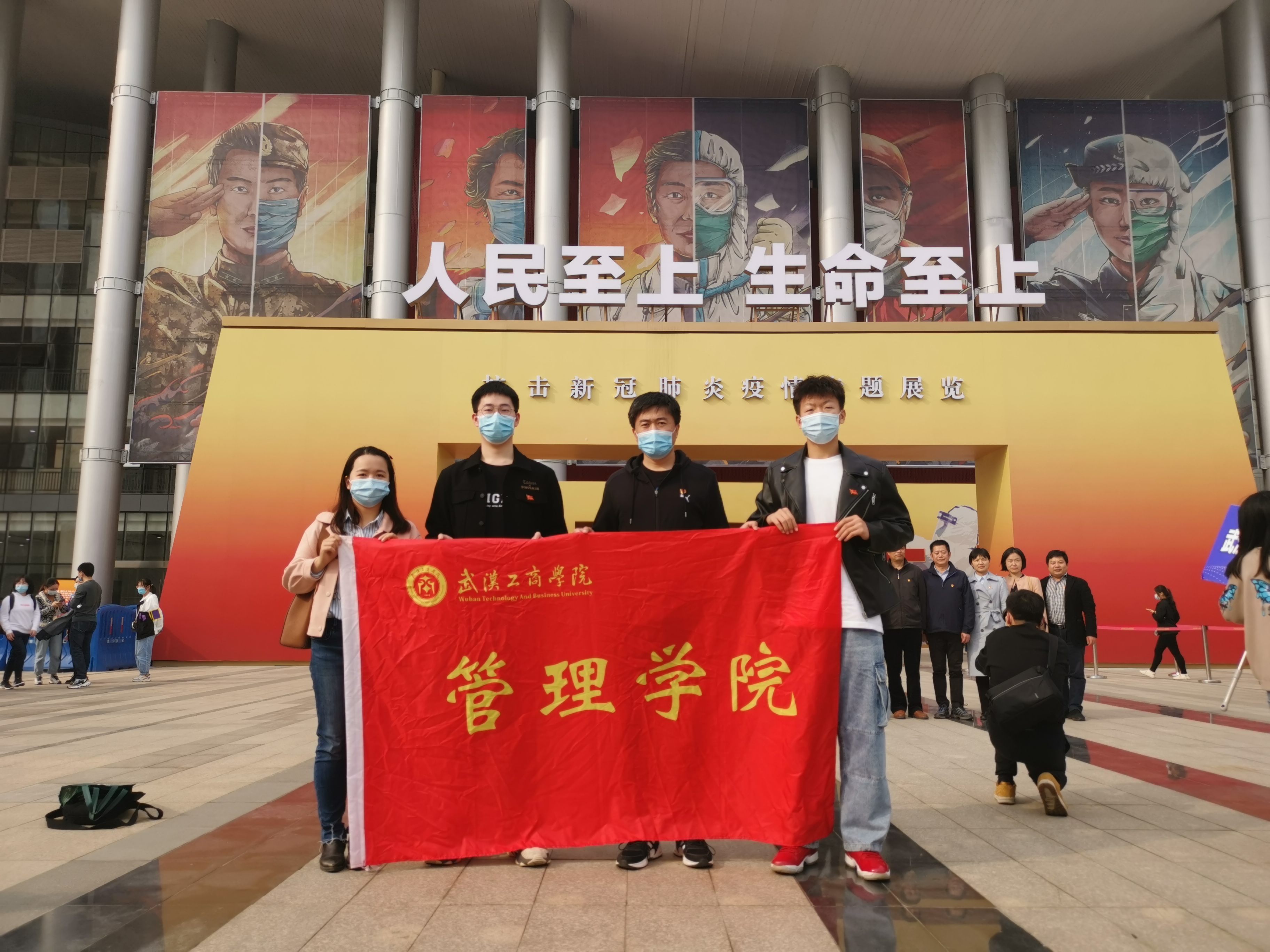 参观抗疫展览.jpg
