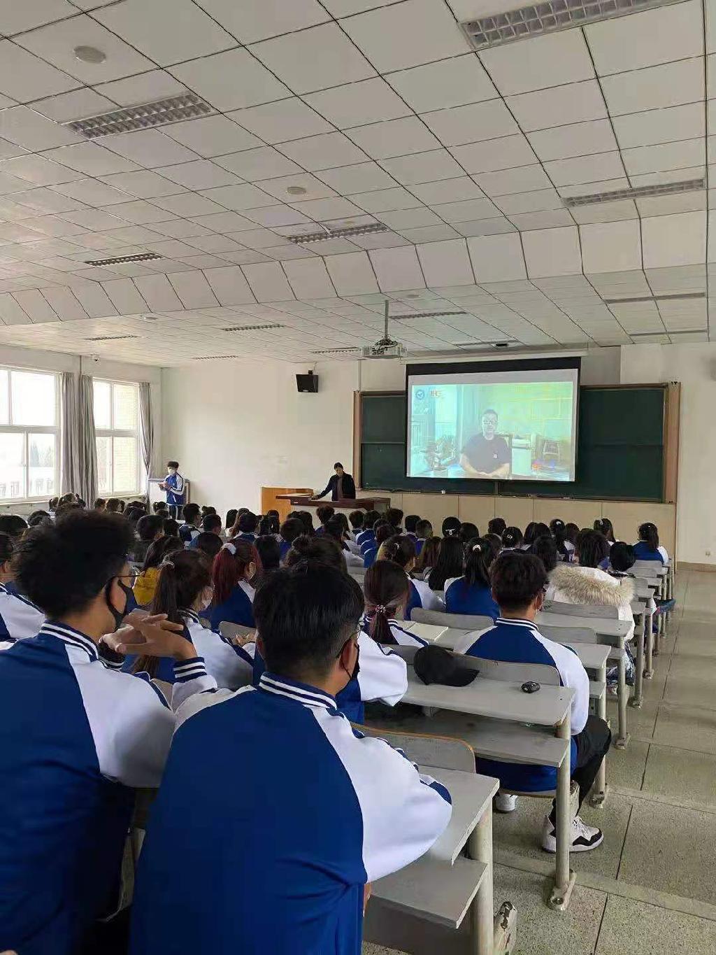 5、学生正在观看校企合作视频《牵手》.jpg
