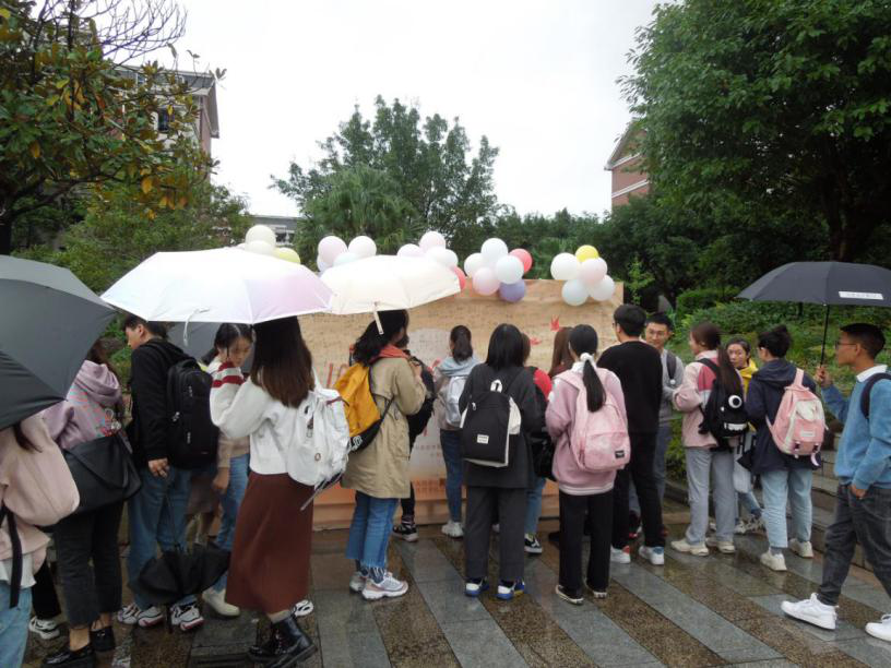 学生参观.png 学生参观.png