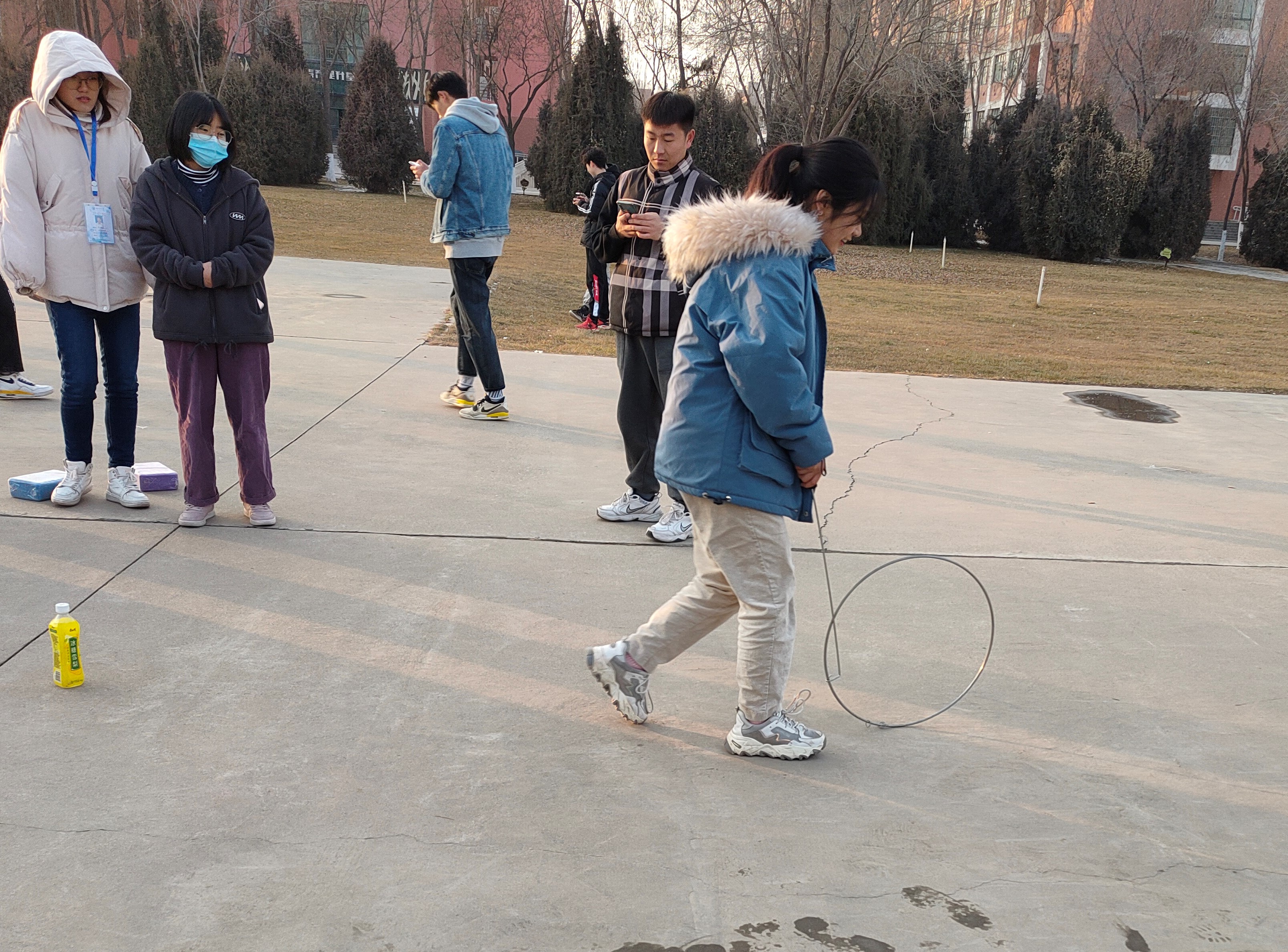 滚铁环1.jpg 滚铁环1.jpg