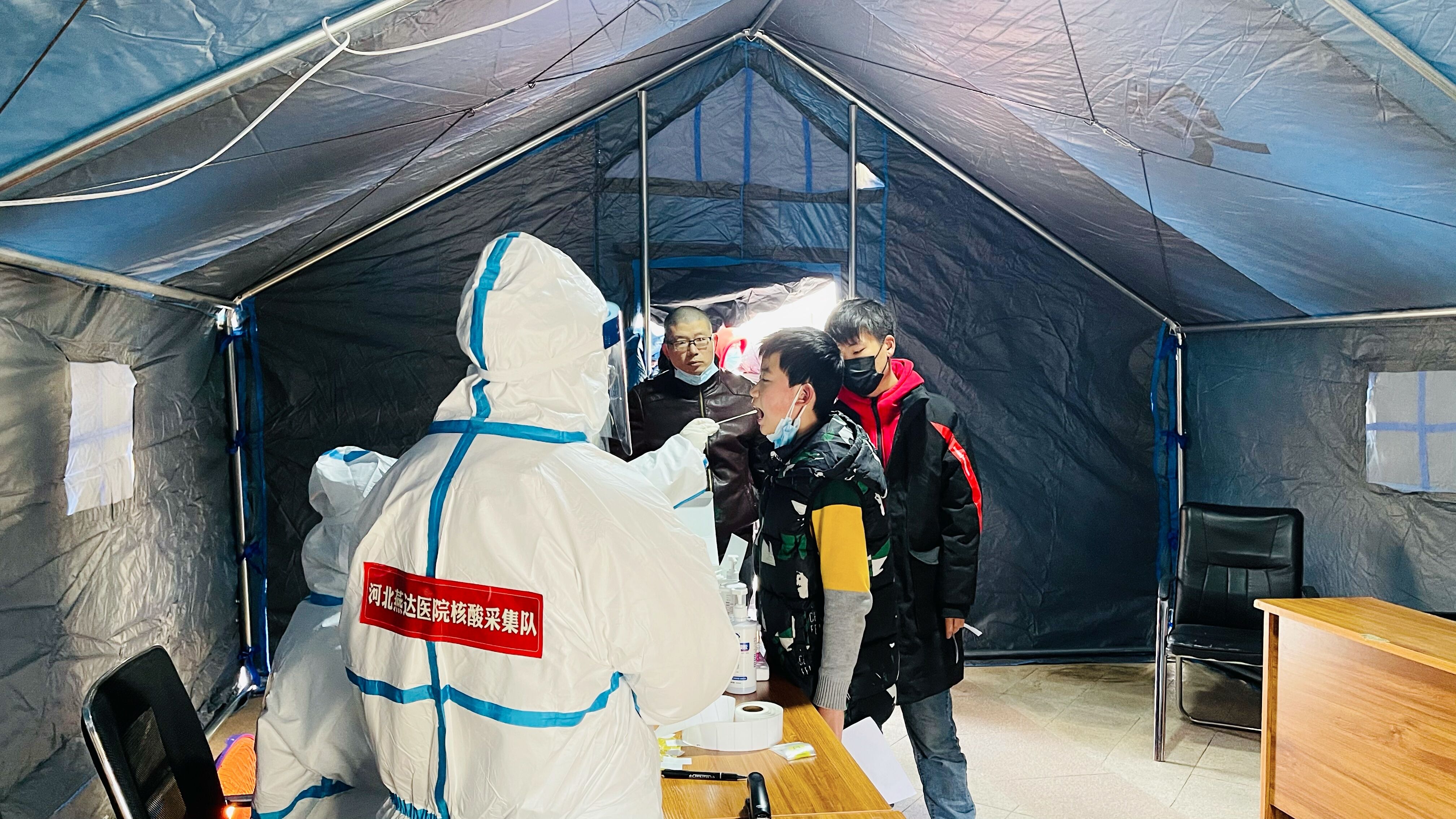 设施1701张艾在抗疫服务现场