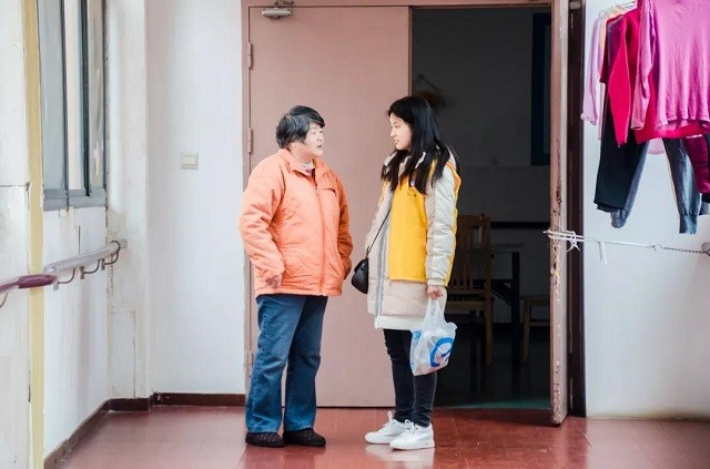 8 与老人交谈.jpg