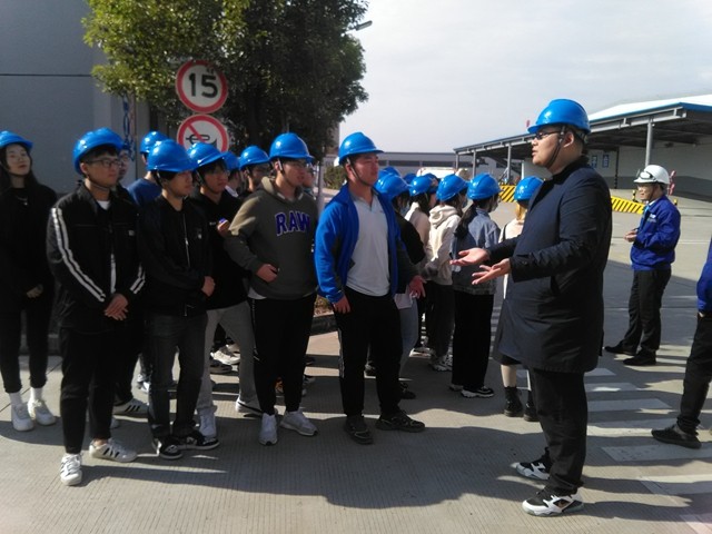 3、学院安排带队老师指导学生实习.jpg 3、学院安排带队老师指导学生实习.jpg