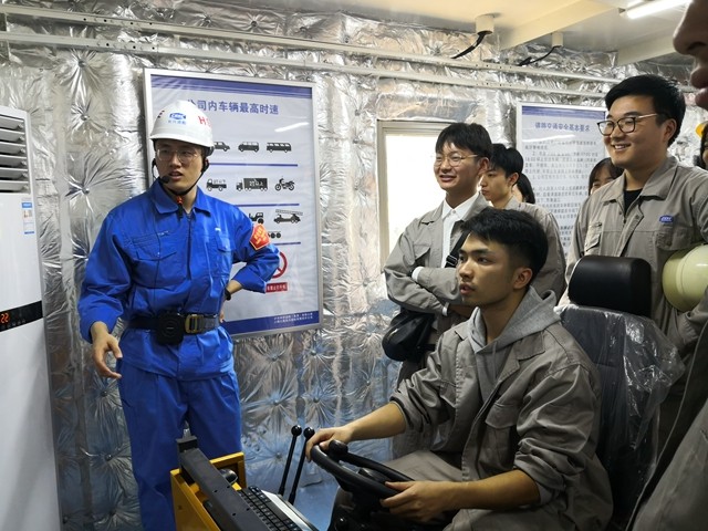 4、实践基地管理人员为学生进行现场带教.jpg 4、实践基地管理人员为学生进行现场带教.jpg