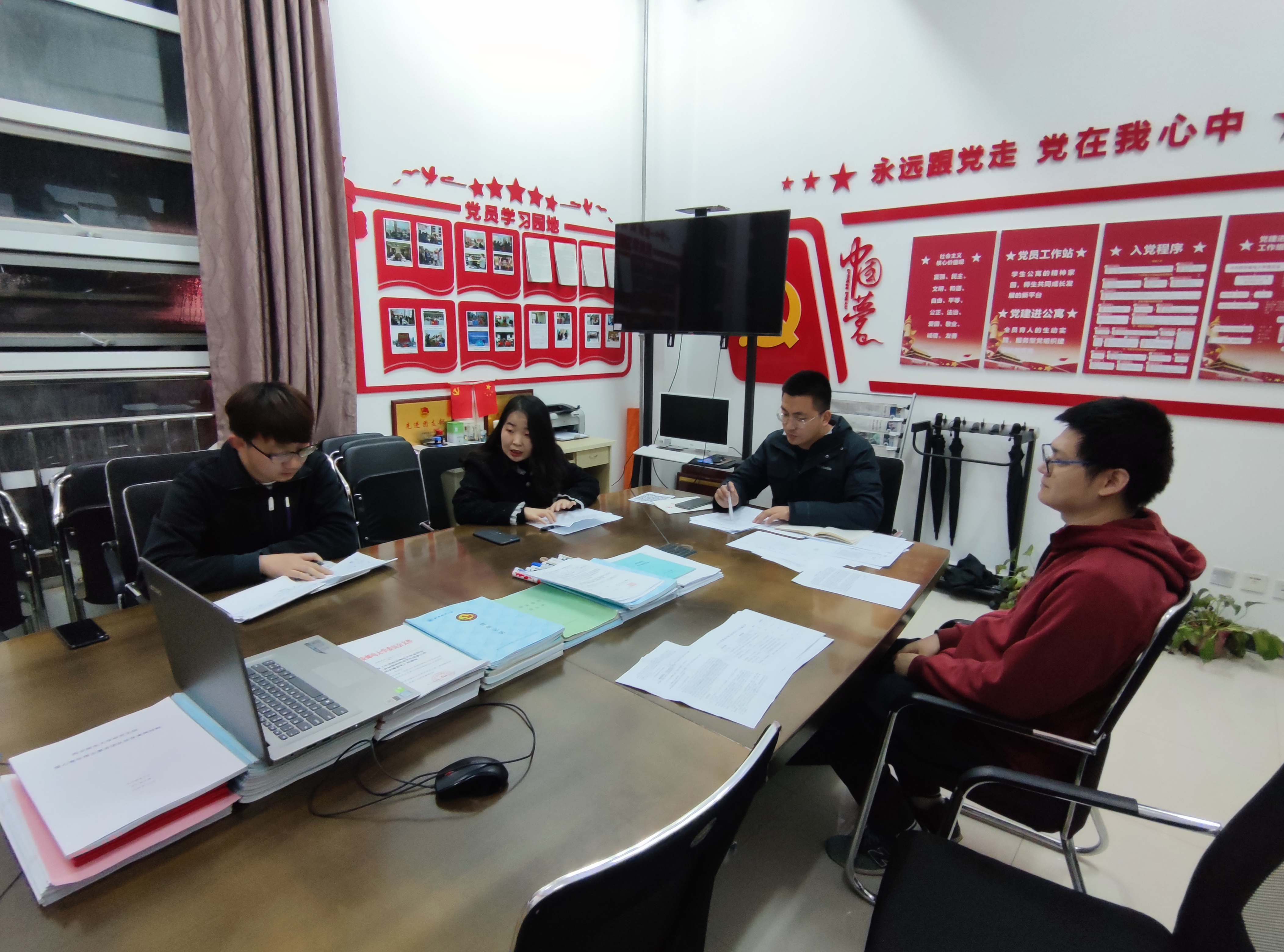 线下同学进行汇报和自我批评.jpg 线下同学进行汇报和自我批评.jpg