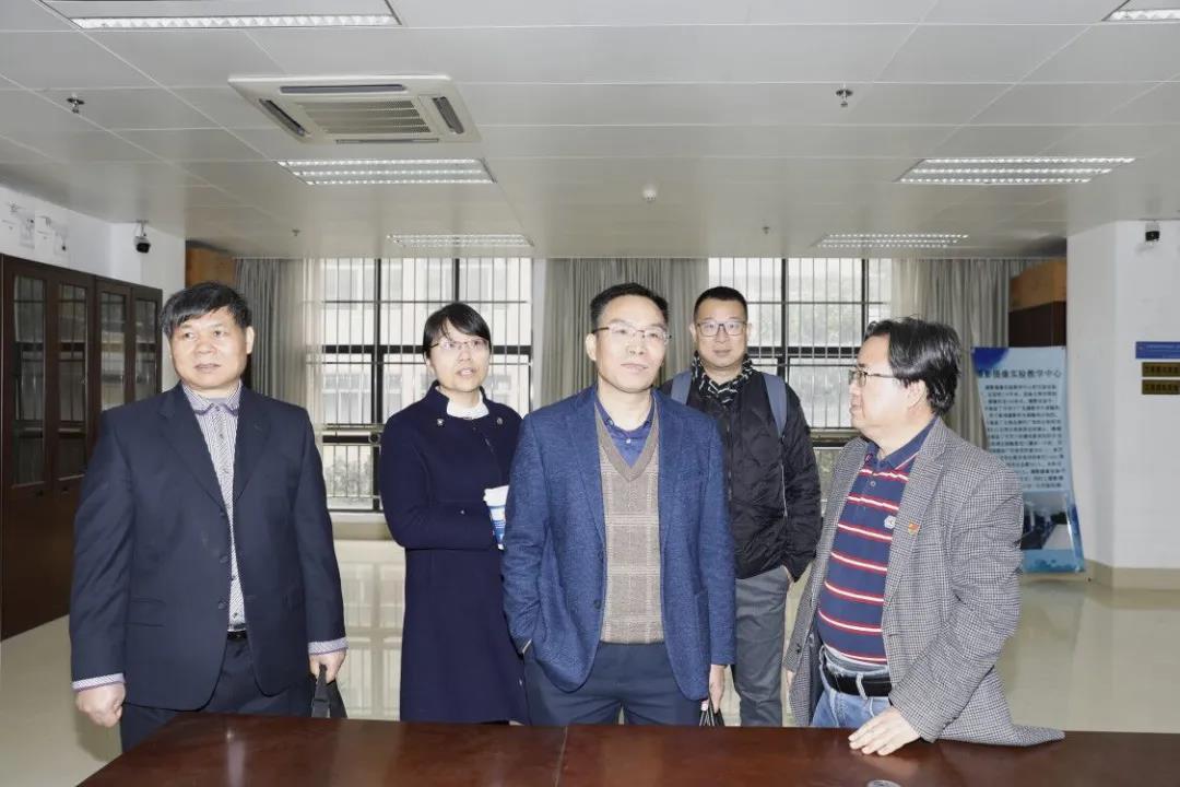 广西医科大学全科医学院一行参观我院教学实践基地.jpg 广西医科大学全科医学院一行参观我院教学实践基地.jpg