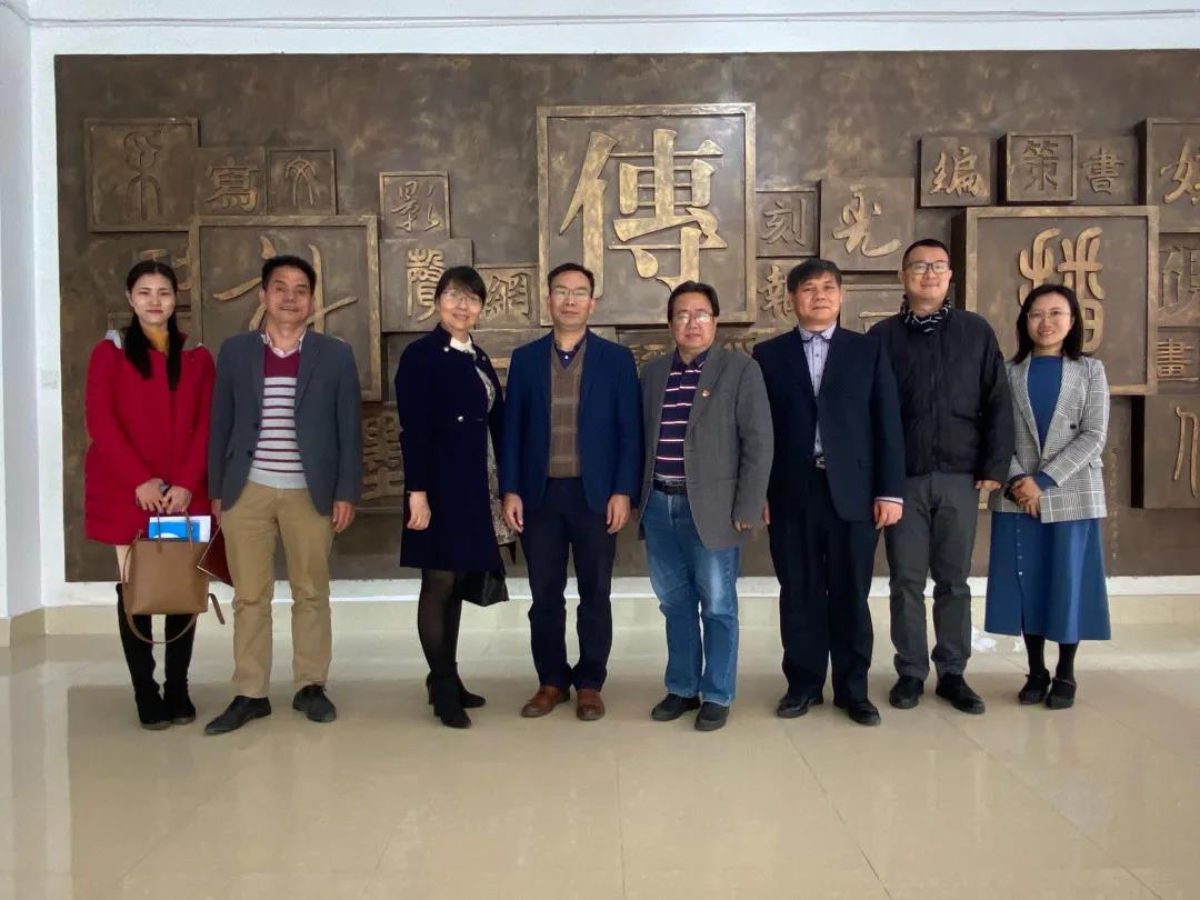 我院领导老师与广西医科大学全科医学院领导老师合影.jpg 我院领导老师与广西医科大学全科医学院领导老师合影.jpg