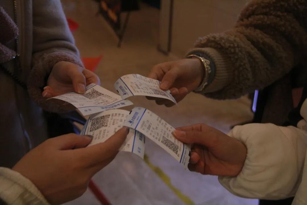 学生取电影票.jpg 学生取电影票.jpg