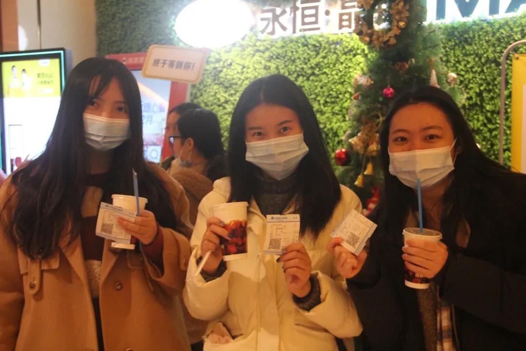 学生党员等待观看电影.jpg 学生党员等待观看电影.jpg