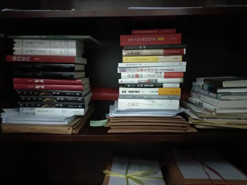 党支部学生获得的赠书.jpg 党支部学生获得的赠书.jpg