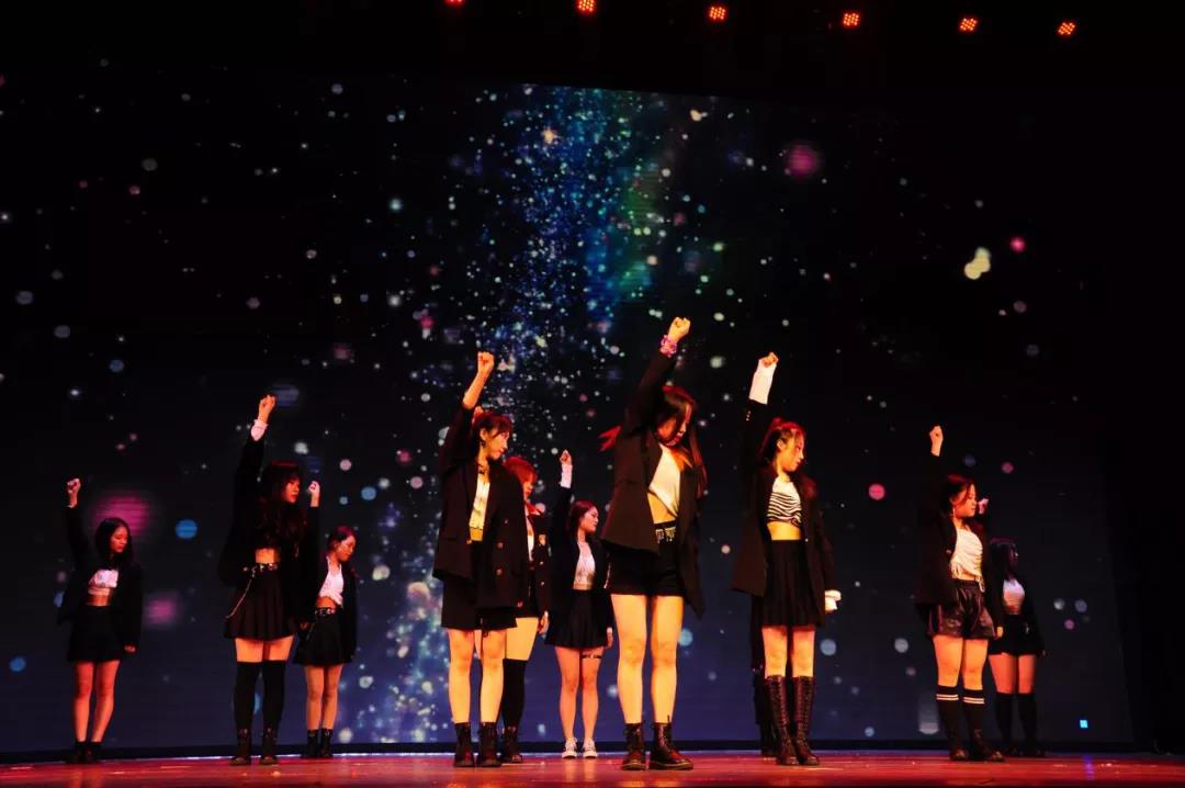 新闻与传播学院舞蹈串烧《烧》.jpg